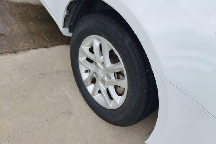 Used Geely Auto Emgrand 2017 Sedan Million Edition 1.5L Manual Luxury Model Right Front Wheel Hub