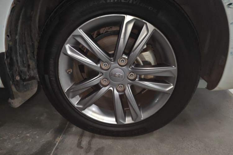 Used Geely Auto Emgrand 2017 Sedan Million Edition 1.5L Manual Upward Connect Version Right Front Wheel Hub