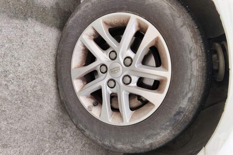 Used Geely Auto Emgrand 2017 Sedan Million Edition 1.5L CVT Luxury Model Right Front Wheel Hub