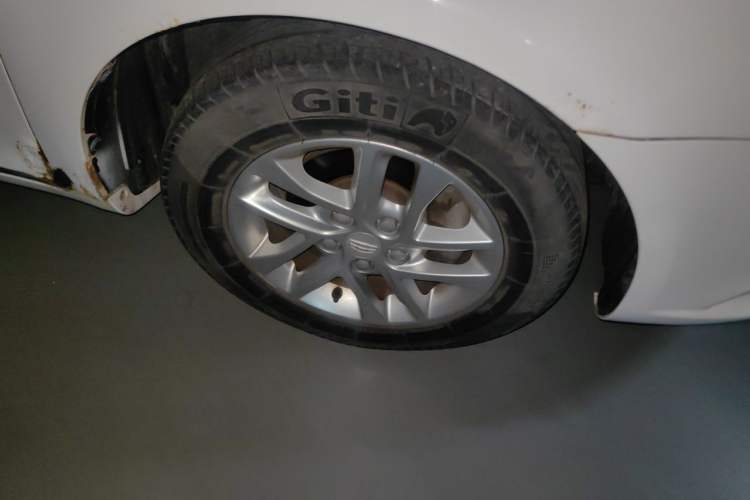 Used Geely Auto Emgrand 2017 Sedan Million Edition 1.5L CVT Luxury Model Right Front Wheel Hub