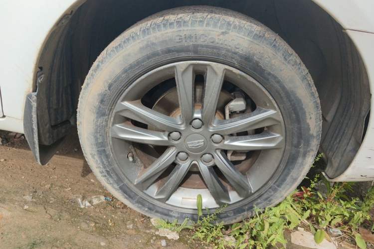 Used Geely Auto Emgrand 2017 Sedan Million Edition 1.5L Manual Upward Connect Version Right Front Wheel Hub