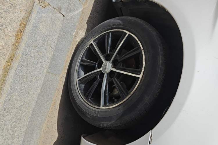 Used Geely Auto Emgrand 2017 Hatchback RS Million Edition 1.5L Manual Upward Version Right Front Wheel Hub