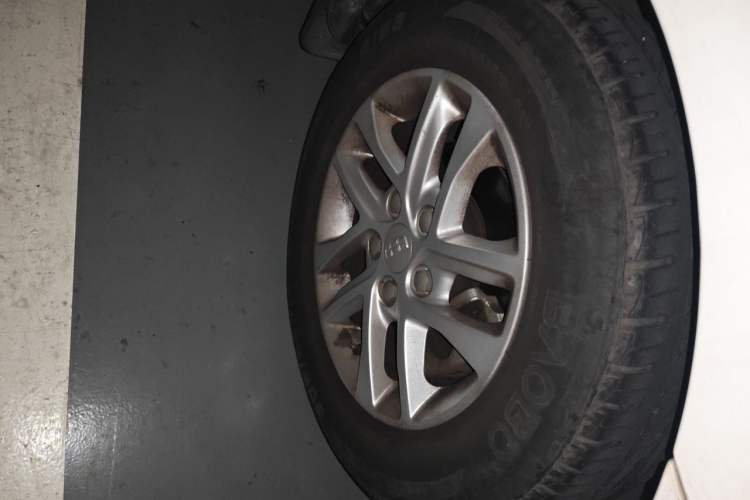 Used Geely Auto Emgrand 2017 Sedan Million Edition 1.5L CVT Luxury Model Right Front Wheel Hub