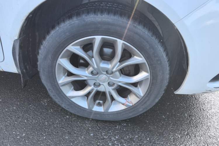 Used Geely Auto Emgrand 2017 Sedan Million Edition 1.5L Manual Upward Connect Version Right Front Wheel Hub