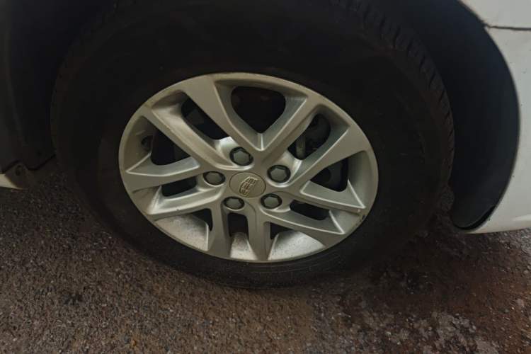 Used Geely Auto Emgrand 2017 Sedan Million Edition 1.5L CVT Luxury Model Right Front Wheel Hub