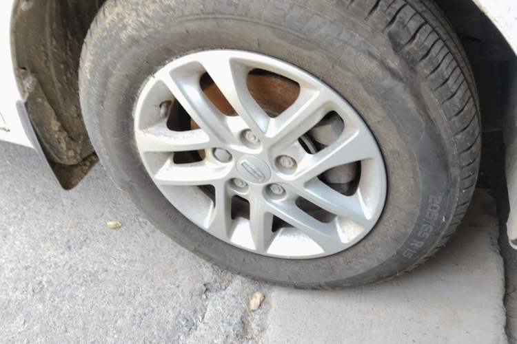 Used Geely Auto Emgrand 2017 Sedan Million Edition 1.5L Manual Luxury Model Right Front Wheel Hub