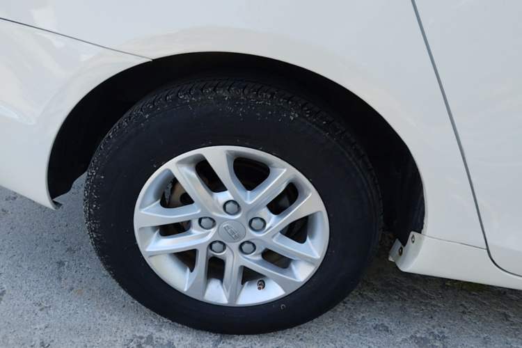 Used Geely Auto Emgrand 2017 Sedan Million Edition 1.5L CVT Luxury Model Right Rear Wheel Hub