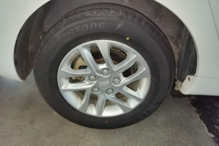 Used Geely Auto Emgrand 2017 Sedan Million Edition 1.5L CVT Luxury Model Right Rear Wheel Hub