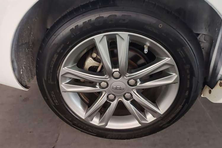 Used Geely Auto Emgrand 2017 Sedan Million Edition 1.5L CVT Upward Version Right Rear Wheel Hub