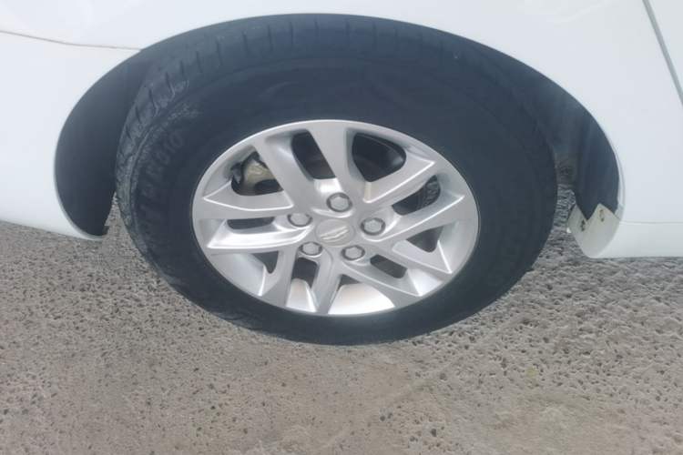 Used Geely Auto Emgrand 2017 Sedan Million Edition 1.5L CVT Luxury Model Right Rear Wheel Hub