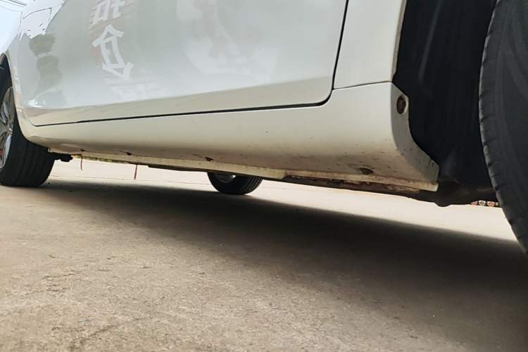Used Geely Auto Emgrand 2017 Sedan Million Edition 1.5L Manual - Upward Version Right Side Sill