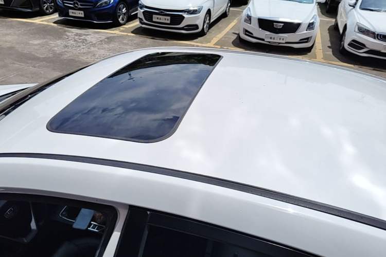 Used Geely Auto Emgrand 2017 Sedan Million Edition 1.5L CVT Upward Version Roof
