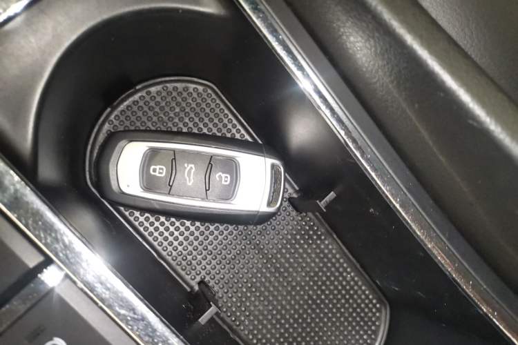 Used Geely Auto Emgrand 2017 Sedan Million Edition 1.5L CVT Upward Connectivity Version Vehicle Key