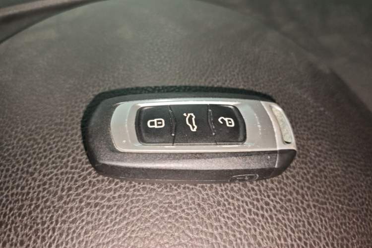 Used Geely Auto Emgrand 2017 Sedan Million Edition 1.5L CVT Upward Version Vehicle Key