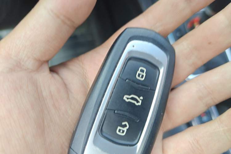 Used Geely Auto Emgrand 2017 Sedan Million Edition 1.5L CVT Upward Version Vehicle Key