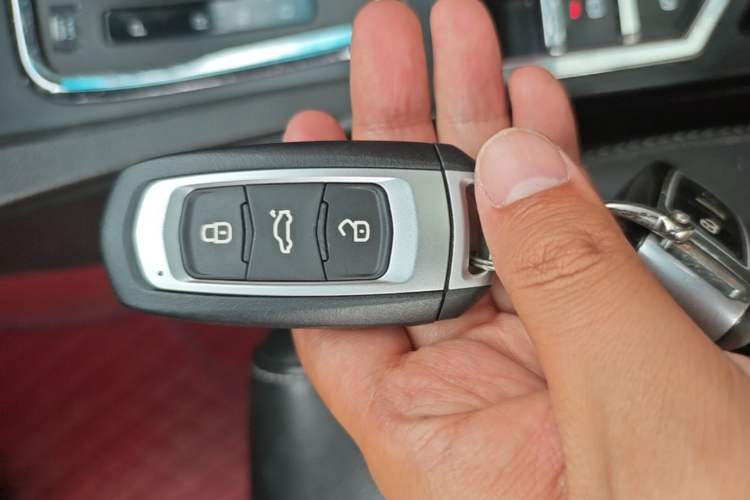 Used Geely Auto Emgrand 2017 Sedan Million Edition 1.5L CVT Upward Version Vehicle Key