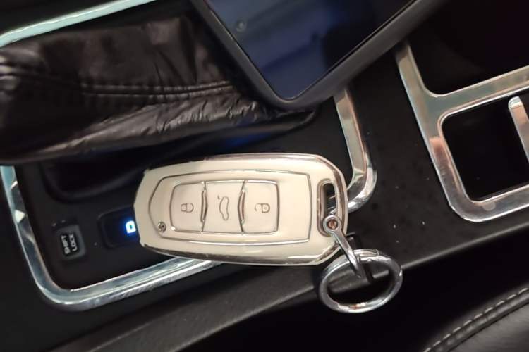Used Geely Auto Emgrand 2017 Sedan Million Edition 1.5L CVT Upward Version Vehicle Key