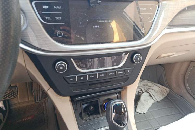 Used Geely Auto Emgrand 2017 Sedan Million Edition 1.5L CVT Luxury Model Audio And AC Panel