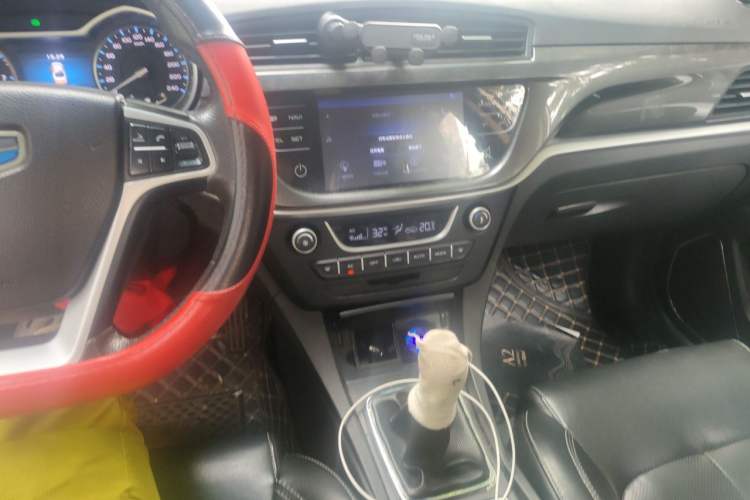 Used Geely Auto Emgrand 2017 Sedan Million Edition 1.5L Manual Fashion Model Audio And AC Panel
