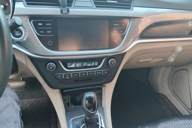 Used Geely Auto Emgrand 2017 Sedan Million Edition 1.5L CVT Luxury Model Audio And AC Panel