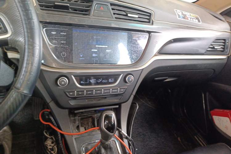 Used Geely Auto Emgrand 2017 Sedan Million Edition 1.3T CVT Upward Version Audio And AC Panel
