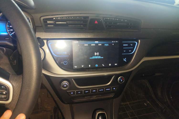 Used Geely Auto Emgrand 2017 Sedan Million Edition 1.5L CVT Upward Version Audio And AC Panel