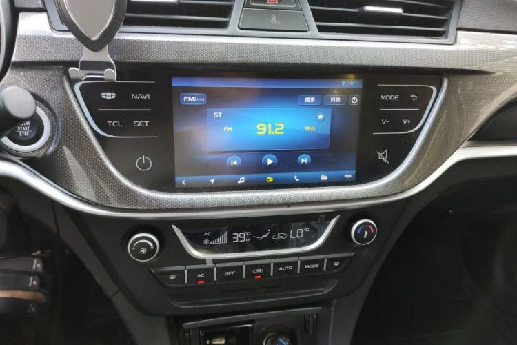 Used Geely Auto Emgrand 2017 Sedan Million Edition 1.5L CVT Upward Version Audio And AC Panel