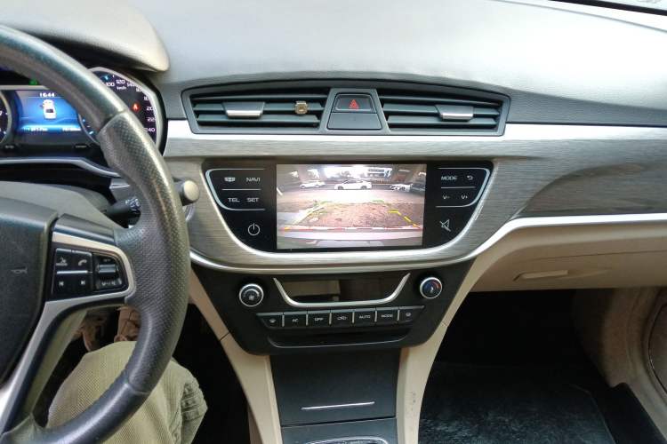 Used Geely Auto Emgrand 2017 Sedan Million Edition 1.5L Manual Luxury Model Audio And AC Panel
