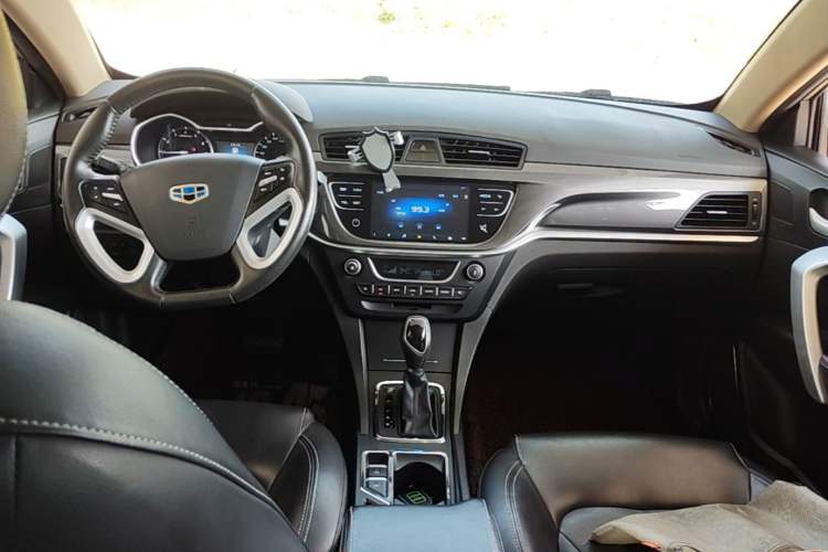 Used Geely Auto Emgrand 2017 Sedan Million Edition 1.3T CVT Upward Version Center Console