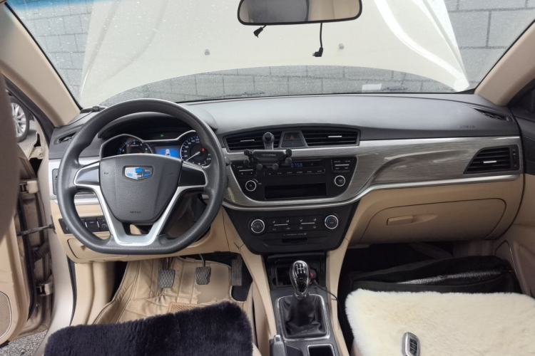 Used Geely Auto Emgrand 2017 Sedan Million Edition 1.5L Manual Fashion Model Center Console