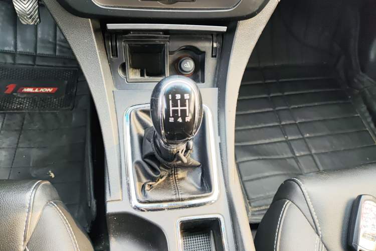 Used Geely Auto Emgrand 2017 Sedan Million Edition 1.5L Manual - Upward Version Gear Lever