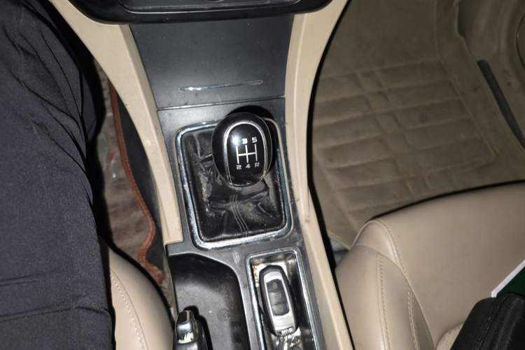 Used Geely Auto Emgrand 2017 Sedan Million Edition 1.5L Manual Luxury Model Gear Lever