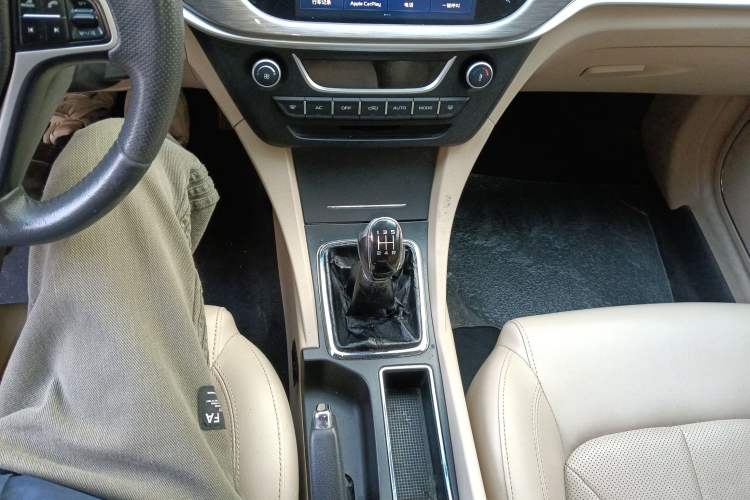 Used Geely Auto Emgrand 2017 Sedan Million Edition 1.5L Manual Luxury Model Gear Lever