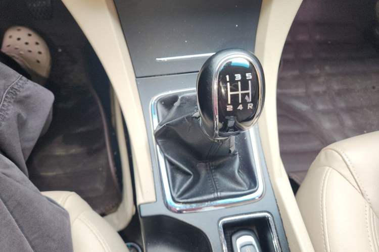 Used Geely Auto Emgrand 2017 Sedan Million Edition 1.5L Manual Luxury Model Gear Lever