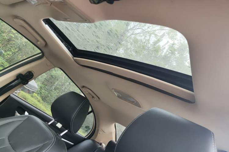 Used Geely Auto Emgrand 2017 Sedan Million Edition 1.5L Manual - Upward Version Headliner