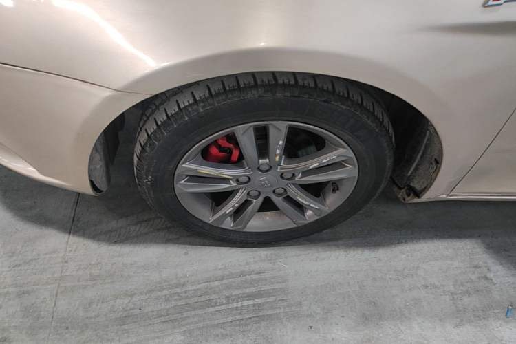 Used Geely Auto Emgrand 2017 Sedan Million Edition 1.3T CVT Upward Version Left Front Wheel Hub