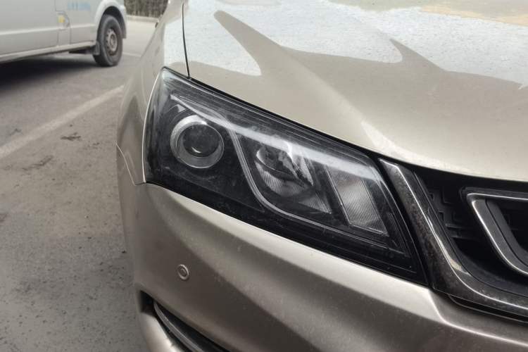 Used Geely Auto Emgrand 2017 Sedan Million Edition 1.5L Manual Fashion Model Right Front Headlight