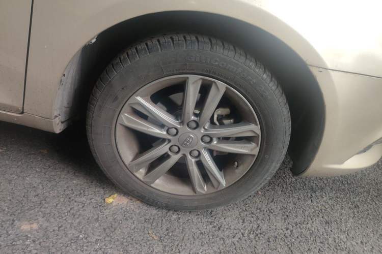 Used Geely Auto Emgrand 2017 Sedan Million Edition 1.5L Manual Fashion Model Right Front Wheel Hub