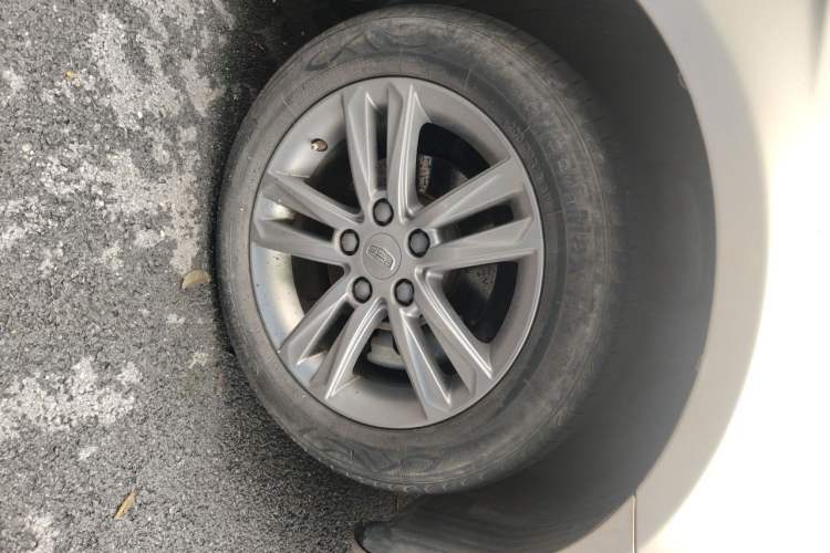 Used Geely Auto Emgrand 2017 Sedan Million Edition 1.5L Manual Upward Connect Version Right Front Wheel Hub