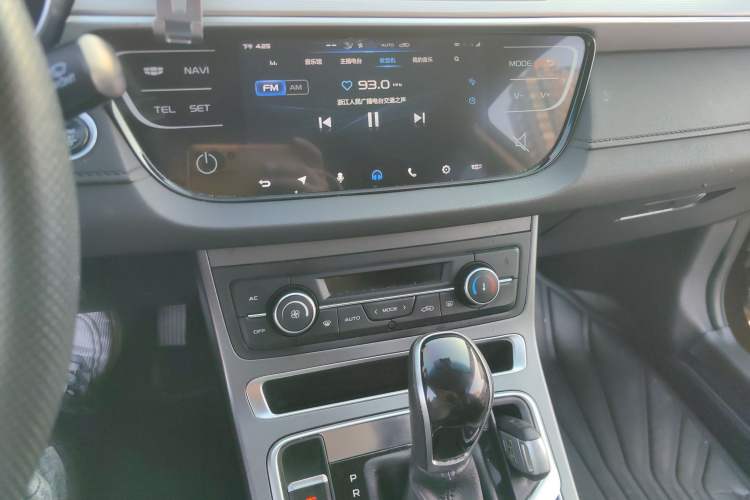 Used Geely Auto Emgrand 2018 1.5L CVT Upward Connect Edition Audio And AC Panel