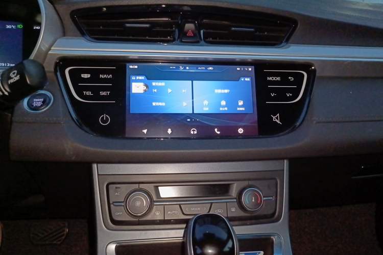 Used Geely Auto Emgrand 2018 1.5L CVT Upward Connect Edition Audio And AC Panel