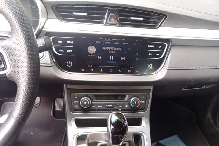 Used Geely Auto Emgrand 2018 1.5L CVT Upward Connect Edition Audio And AC Panel