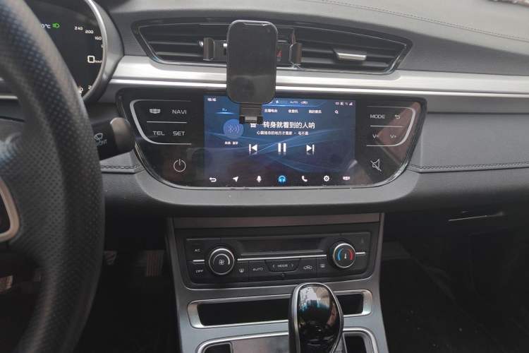 Used Geely Auto Emgrand 2018 1.5L CVT Upward Connect Edition Audio And AC Panel