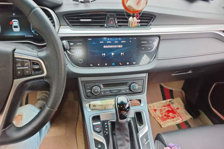 Used Geely Auto Emgrand 2018 1.5L CVT Upward Connect Edition Audio And AC Panel