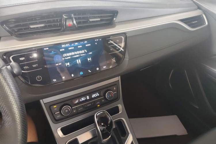 Used Geely Auto Emgrand 2018 1.5L CVT Upward Connect Edition Audio And AC Panel