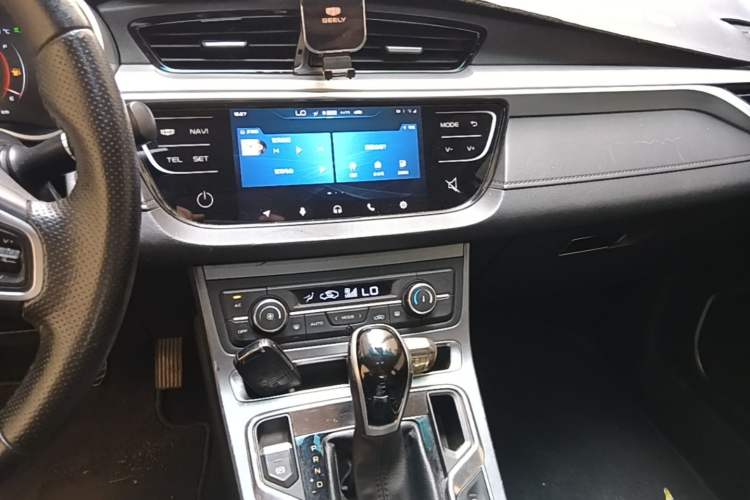 Used Geely Auto Emgrand 2018 1.5L CVT Upward Connect Edition Audio And AC Panel