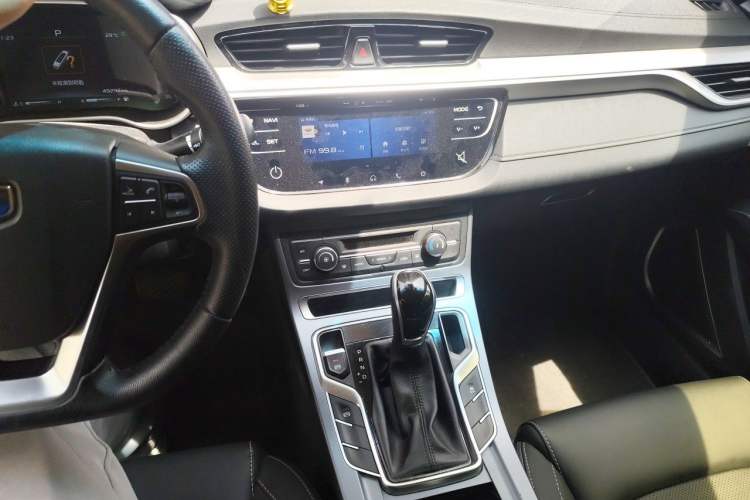 Used Geely Auto Emgrand 2018 1.5L CVT Upward Connect Edition Audio And AC Panel
