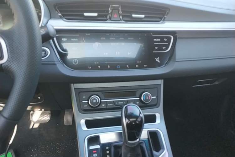 Used Geely Auto Emgrand 2018 1.5L CVT Upward Connect Edition Audio And AC Panel