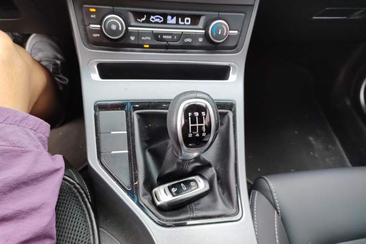 Used Geely Auto Emgrand 2018 1.5L Manual Upward Connect Edition Gear Lever
