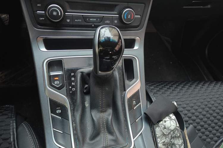 Used Geely Auto Emgrand 2018 1.5L CVT Upward Connect Edition Gear Lever